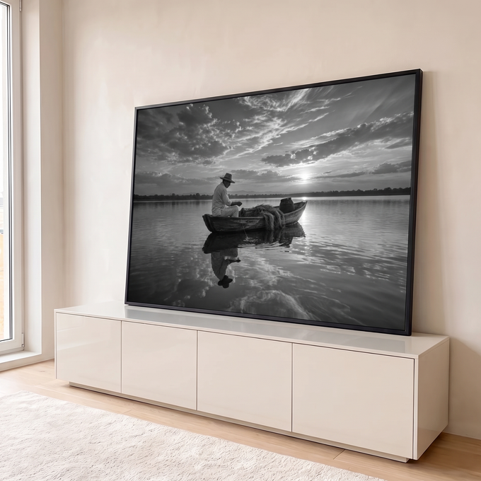 Quadro Decorativo Grande Pescador em Barco para Sala Preto | quadros decorativos para sala | pescador sentado em barco de madeira ao pôr do sol, preto e branco com reflexo na água | em Quadros para Sala | Porao dos Quadros