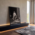 Quadro Decorativo Grande Entrada Triunfal Preto para Sala | quadros decorativos para sala | homem de manto montado em jumento atravessando portal de pedra com pombas voando, em preto e branco | em Quadros para Sala | Porao dos Quadros