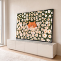 Ilustração de gato persa laranja de cara séria escondido em campo de margaridas brancas, quadro decorativo