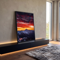 Pico nevado sob céu de nuvens vermelhas ao pôr do sol com pequeno lago refletindo, quadro decorativo