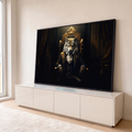 Lobo de terno e luvas de couro sentado em trono dourado ornamentado, fundo escuro com cortinas, quadro decorativo