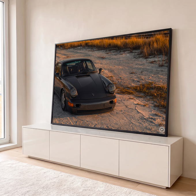 Quadro Decorativo Grande Carro Esportivo Praia para Sala | quadros decorativos para sala | carro esportivo cinza-escuro em dunas de areia sob luz dourada de pôr do sol | em Quadros para Sala | Porao dos Quadros