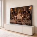 Jesus e os apóstolos numa mesa longa com pão, vinho e velas em salão de pedra, quadro decorativo
