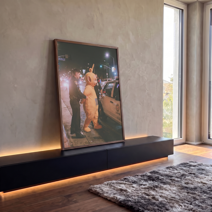 Personagem de fantasia amarela algemado por policiais ao lado de viatura à noite, quadro decorativo