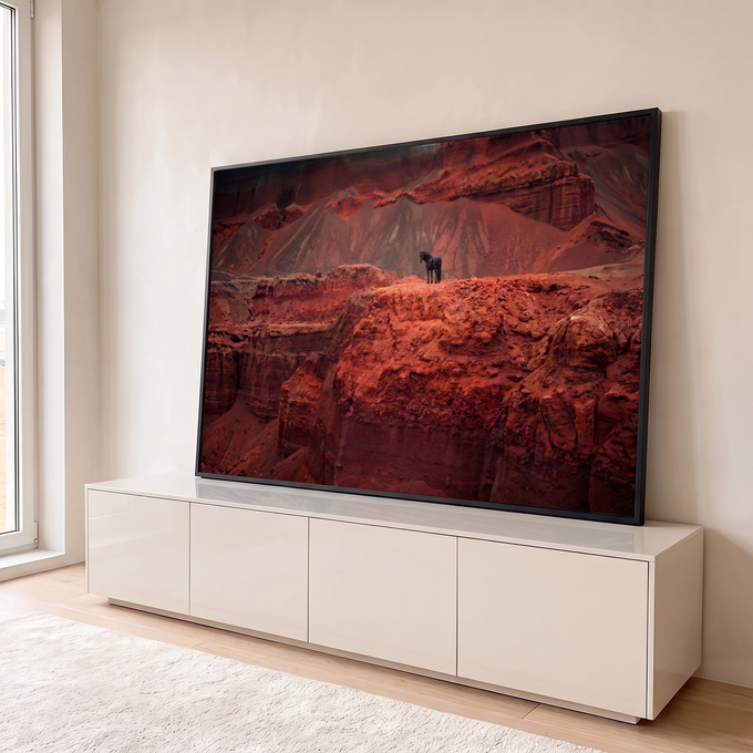 Cavalo negro solitário no topo de penhasco em cânion de rochas vermelhas, quadro decorativo