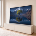 Árvore verde diante de montanha nevada refletida em lago espelhado sob céu azul, quadro decorativo