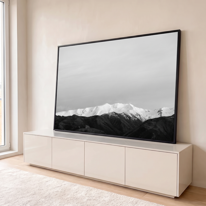 Quadro Decorativo Grande Cordilheira Nevada para Sala Branco | quadros decorativos para sala | cordilheira nevada em preto e branco com picos escuros em primeiro plano | em Quadros para Sala | Porao dos Quadros