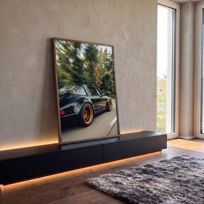 Porsche Targa preto com rodas bronze em alta velocidade, árvores desfocadas ao fundo, quadro decorativo