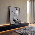 Mulher de sobretudo branco listrado com garça cinza gigante em barco xadrez preto e branco, quadro decorativo