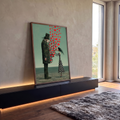 Mulher de vestido de poá tira corações vermelhos do peito de homem de musgo, quadro decorativo