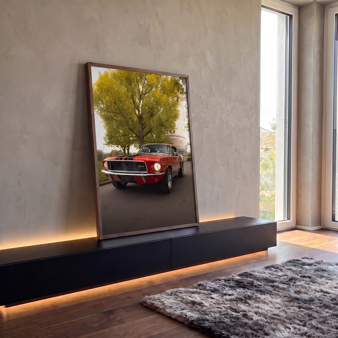 Mustang fastback vermelho com faixas pretas sob árvore amarelada e torre branca, quadro decorativo