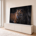 Tigre de Sumatra de pelagem laranja e olhos verdes em fundo escuro de rocha, fotografia, quadro decorativo