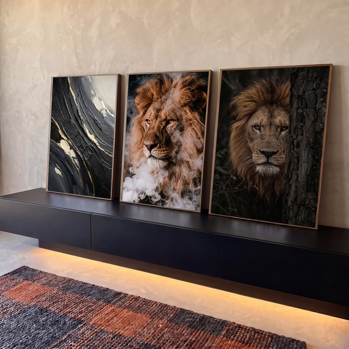 Quadro Decorativo Kit 3 Telas Leão com Fumaça para Sala | quadros decorativos para sala | trio de painéis com leão realista entre fumaça e textura abstrata preta e dourada | em Quadros para Sala | Porao dos Quadros