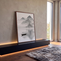 Paisagem oriental com montanhas nevadas, névoa, pagode e barco refletido no lago, quadro decorativo