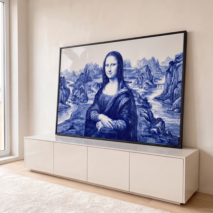 Mona Lisa pintada em azul cobalto estilo azulejo, com rios e montanhas ao fundo, quadro decorativo