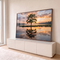 Quadro Decorativo Grande Árvore Solitária Nuvens para Sala | quadros decorativos para sala | árvore solitária verde refletida em lago calmo durante pôr do sol | em Quadros para Sala | Porao dos Quadros