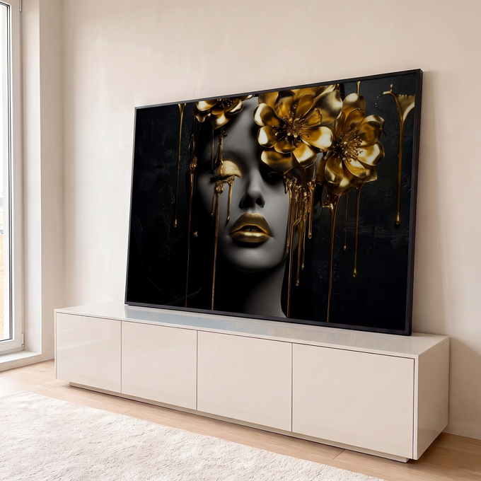 Rosto feminino com lábios e flores de ouro e tinta dourada escorrendo sobre fundo preto, quadro decorativo