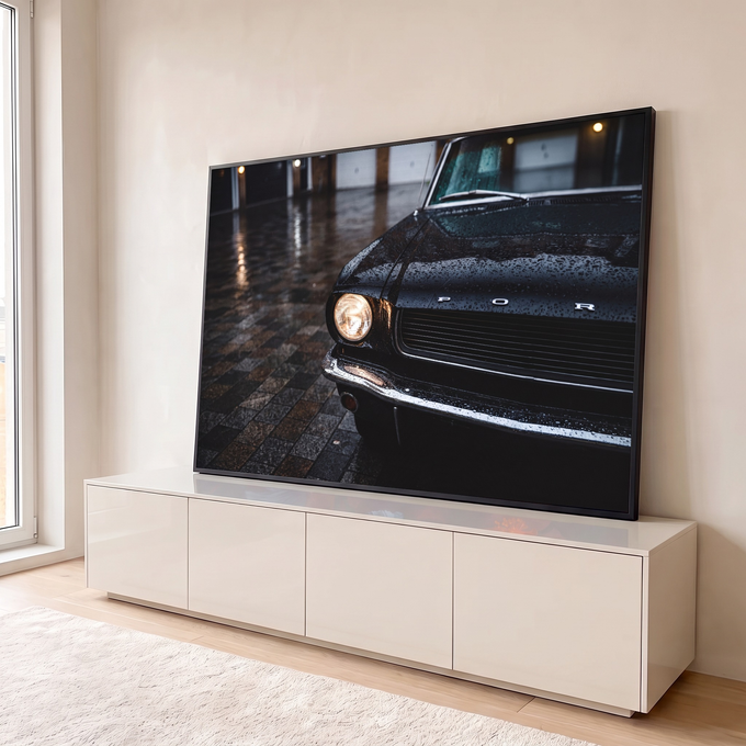 Carro clássico preto coberto de gotas de chuva com farol aceso e grade cromada à noite, quadro decorativo