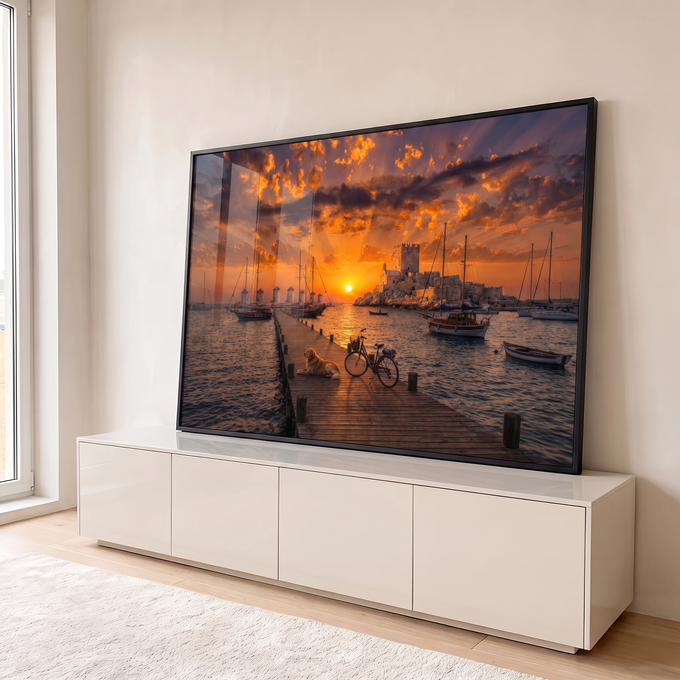Quadro Decorativo Grande Cais Veleiros para Sala Laranja | quadros decorativos para sala | cais de madeira ao pôr do sol com cachorro, bicicleta e veleiros ao fundo | em Quadros para Sala | Porao dos Quadros