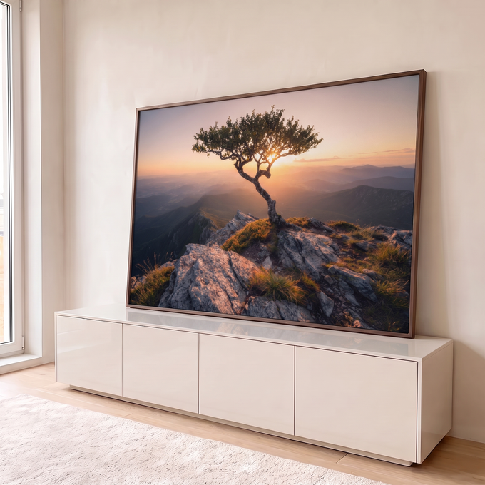 Quadro Decorativo Grande Árvore Solitária Montanha para Sala | quadros decorativos para sala | árvore solitária em penhasco rochoso com pôr do sol e montanhas ao fundo | em Quadros para Sala | Porao dos Quadros