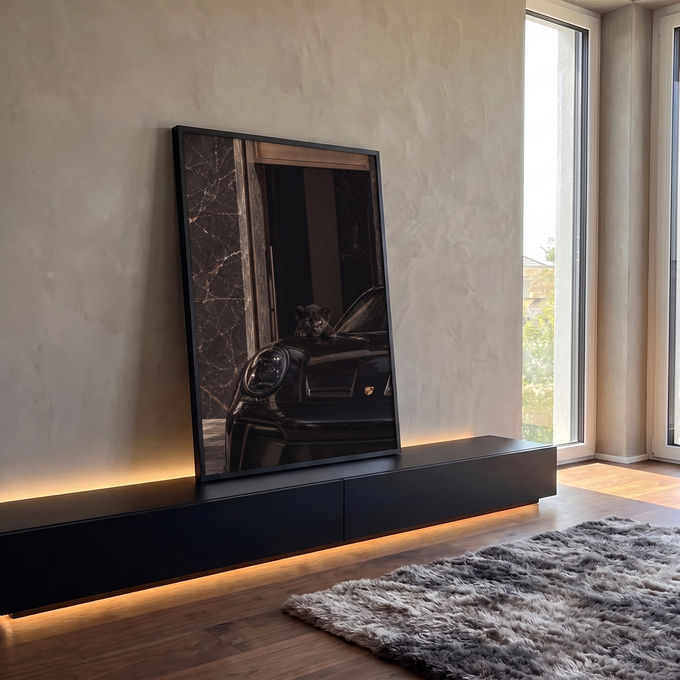 Filhote de pantera negra sobre capô de Porsche preto diante de parede de mármore escuro, quadro decorativo