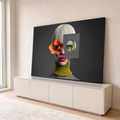Mulher surreal com flor laranja no olho, batom vermelho e recorte pied-de-poule em fundo cinza, quadro decorativo