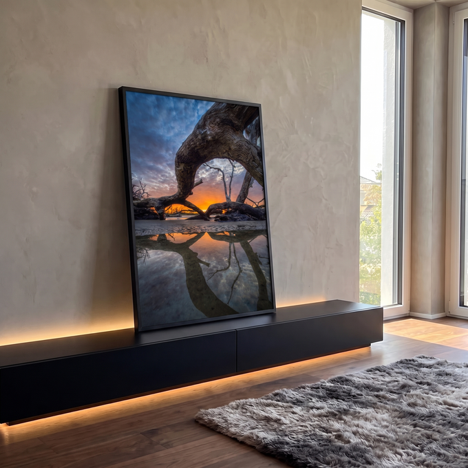 Quadro Decorativo Grande Árvore Seca para Sala Laranja | quadros decorativos para sala | tronco de árvore seca em arco contra céu alaranjado refletido na água | em Quadros para Sala | Porao dos Quadros