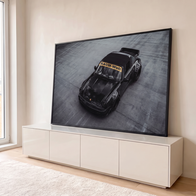 Porsche 911 Rauh-Welt preto widebody visto de cima sobre piso de concreto cinza, quadro decorativo