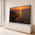 Gato laranja e branco sobre rochedo olhando o pôr do sol no mar com pássaros no céu, quadro decorativo