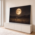 Menino caminhando no campo segurando a lua cheia como balão sob céu estrelado, quadro decorativo