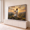Jesus de túnica branca ajoelhado orando na rocha, céu dourado ao pôr do sol, quadro decorativo