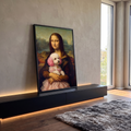 Quadro Decorativo Grande Mona Lisa para Sala Rosa | quadros decorativos para sala | Mona Lisa segurando poodle branco com orelhas rosa e roupa de renda | em Quadros para Sala | Porao dos Quadros