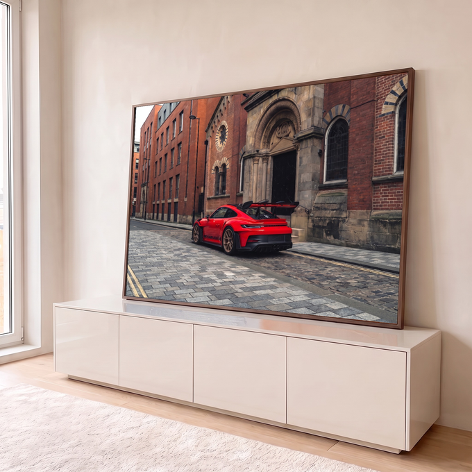 Quadro Decorativo Grande GT3 RS Vermelha para Sala Vermelho | quadros decorativos para sala | carro esportivo vermelho com aerofólio preto estacionado em rua de tijolos | em Quadros para Sala | Porao dos Quadros