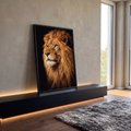 Quadro Decorativo Grande Leão Retrato Juba para Sala Dourado | quadros decorativos para sala | leão com juba dourada volumosa e olhos âmbar sobre fundo preto | em Quadros para Sala | Porao dos Quadros