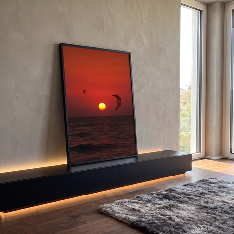 Sol amarelo se pondo no mar sob céu vermelho com duas pipas de kitesurf em silhueta, quadro decorativo