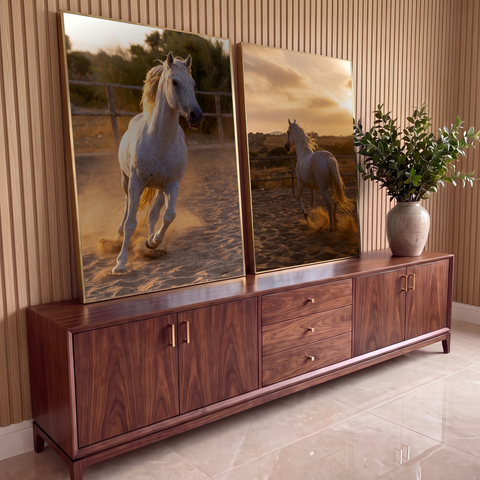 Quadro Decorativo Kit 2 Telas Cavalo Galopando para Sala | quadros decorativos para sala | cavalo branco correndo e trotando em cercado de areia sob luz dourada do entardecer | Porao dos Quadros