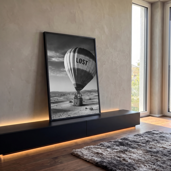 Balão de ar quente escrito LOST pousado nas dunas do deserto, fotografia em preto e branco, quadro decorativo