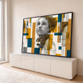 Rosto de mulher em desenho a lápis com blocos geométricos mostarda e azul petróleo, quadro decorativo