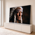 Quadro Decorativo Grande Retrato de Chefe Marrom para Sala | quadros decorativos para sala | retrato de homem idoso indígena com cocar de penas brancas e faixa de contas | em Quadros para Sala | Porao dos Quadros