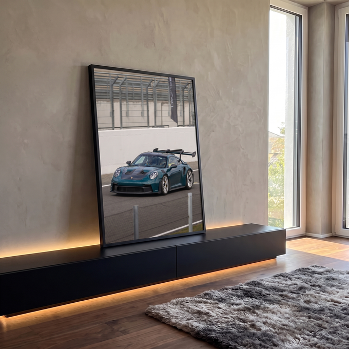 Porsche 911 GT3 RS verde-petróleo com aerofólio acelerando em pista de corrida, quadro decorativo