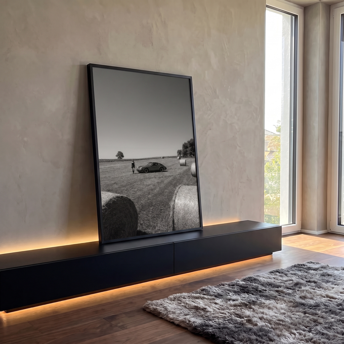 Porsche clássico e mulher em campo com fardos de feno em fotografia preto e branco, quadro decorativo