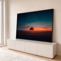 Árvore solitária em campo ao pôr do sol laranja, céu azul-petróleo e lua crescente, quadro decorativo