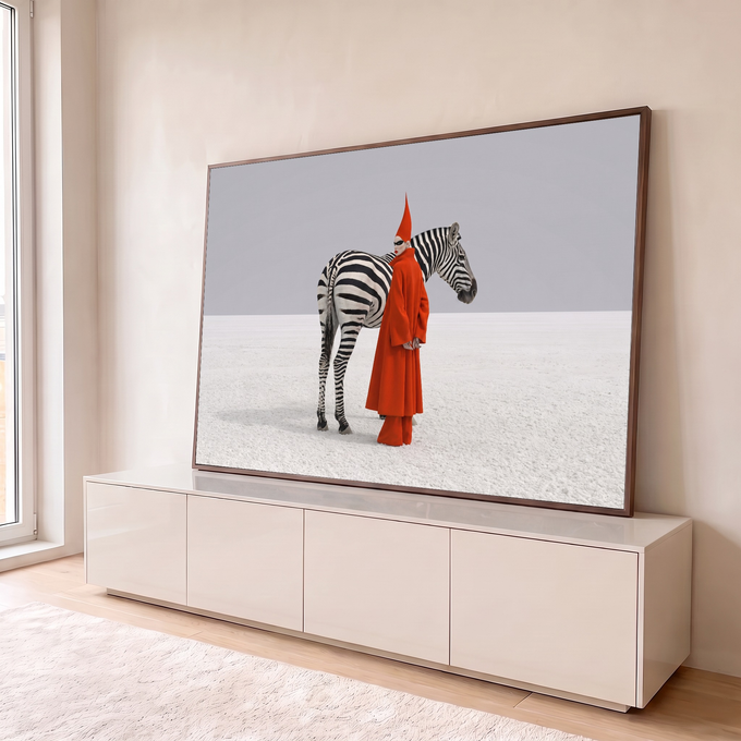 Mulher de casaco vermelho e chapéu cônico ao lado de zebra em planície branca, arte surreal, quadro decorativo