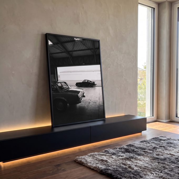 Mercedes clássico e Porsche 911 em hangar, fotografia em preto e branco, quadro decorativo