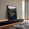 Carro esportivo amarelo em estrada sinuosa entre pinheiros vista do alto, quadro decorativo