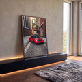 Porsche GT3 RS vermelho com aerofólio em rua de paralelepípedos entre prédios de tijolo, quadro decorativo