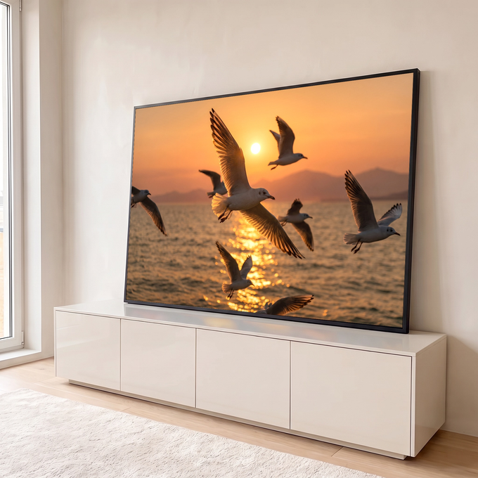 Bando de gaivotas voando sobre o mar ao pôr do sol com reflexo dourado e montanhas, quadro decorativo