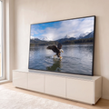 Águia-de-cabeça-branca caçando peixe em lago azul com montanhas nevadas ao fundo, quadro decorativo