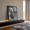 Mulher surreal com rosto de nuvem, casaco de bolinhas e balões de nuvem em deserto cinza, quadro decorativo