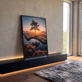 Pinheiro solitário ao nascer do sol sobre brejo com névoa e reflexo na água, quadro decorativo